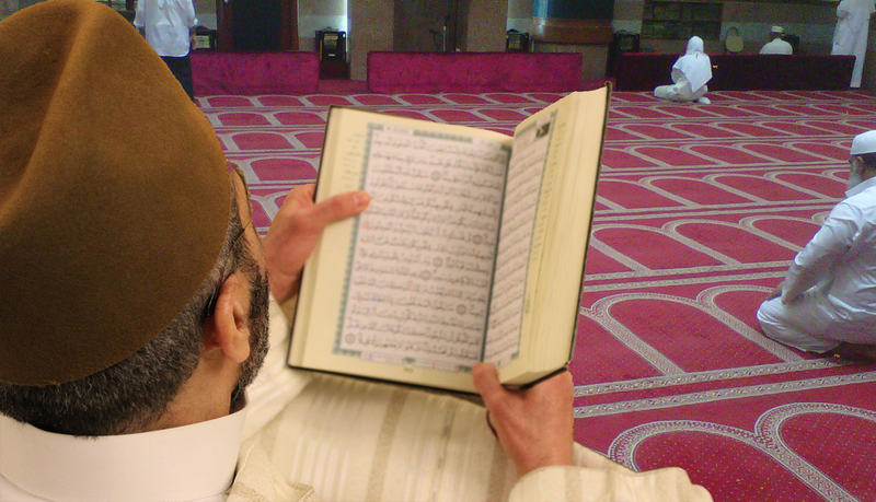 يَسْتَمِعُونَ الْقُرْآنَ